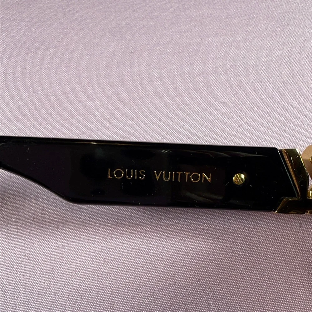 Louis Vuitton Sunglasses in Black with Gold Details -New, never worn - Picture 6 of 8